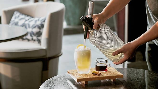 포시즌스 리조트 남하이에 비치사이드 바 ‘솔&싸오 바(Sol&Sao Bar)’가 새롭게 문을 열었다. / 사진=포시즌스 리조트 남하이