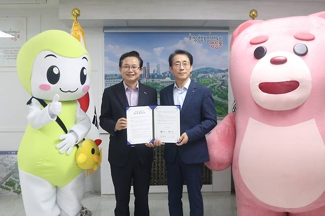 롯데홈쇼핑은 지난 18일(금) 영등포구청과 벨리곰 IP를 활용한 지역문화 홍보 및 지역경제 활성화를 위한 업무협약(MOU)을 체결했다. [롯데홈쇼핑 제공]