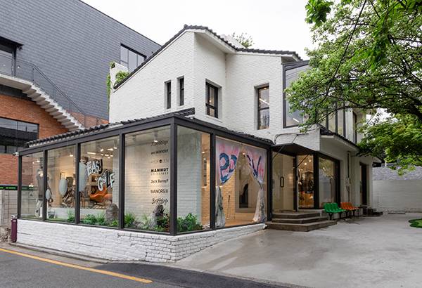 ‘EASY GOLF’ 팝업 스토어가 열리고 있는 크리스 도산.