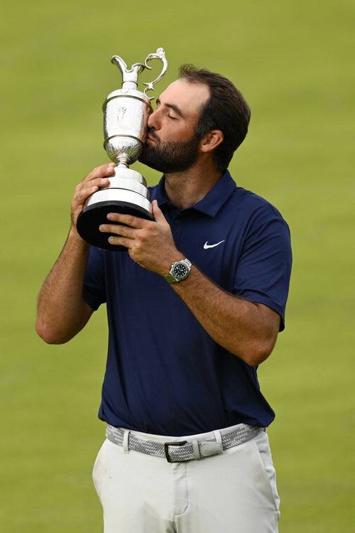 스코티 셰플러가 디오픈 대회 우승컵인 클라레 저그에 입맞춤을 하고 있다.  로이터연합뉴스