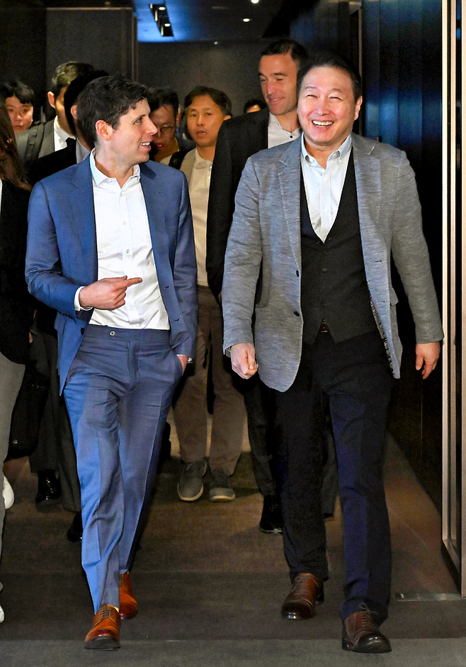 지난 2월 최태원 SK그룹 회장(오른쪽)과 샘 올트먼 오픈AI 최고경영자(CEO)가 서울 중구 더 플라자 호텔에서 50분간 회동을 마친 뒤 함께 이동하고 있다. 매경DB