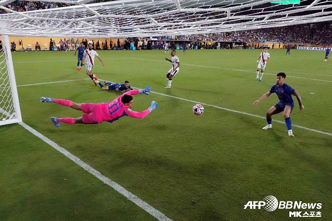 상대의 슈팅을 막아내고 있는 에데르송. 사진=AFPBBNews=News1