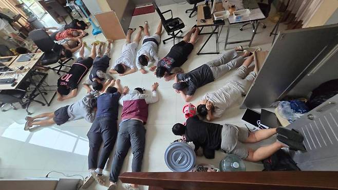 태국 파타야 한 풀빌라에서 '로맨스 스캠' 범죄를 저지르던 조직원들이 지난달 21일 경찰에 붙잡히는 모습. /사진=경찰청 제공.