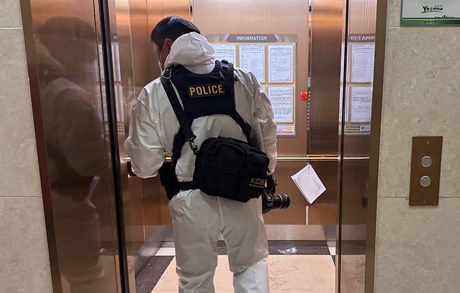 21일 총기 사고가 발생한 인천 연수구 한 아파트 단지에 경찰 수사관이 엘리베이터를 타고 들어가고 있다.  /사진=뉴스1