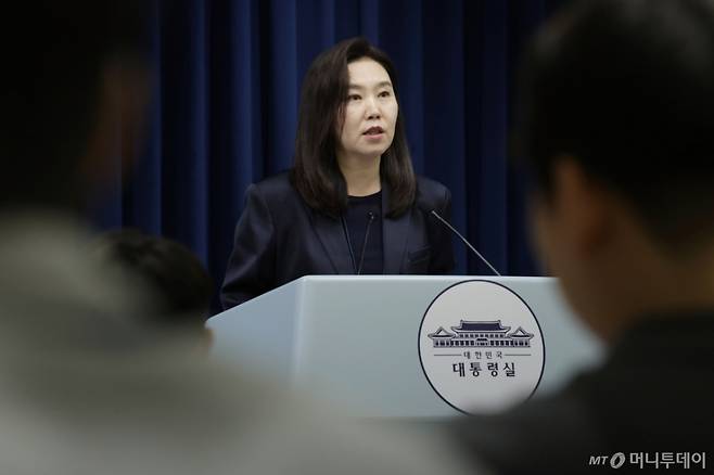[서울=뉴시스] 최동준 기자 = 강유정 대변인이 21일 서울 용산 대통령실 청사에서 호우 피해 복구 관련 브리핑을 하고 있다. 2025.07.21. photocdj@newsis.com /사진=최동준
