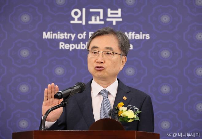 [서울=뉴시스] 추상철 기자 = 조현 외교부 장관이 21일 오전 서울 종로구 외교부에서 열린 취임식에서 취임선서를 하고 있다. (공동취재) 2025.07.21.