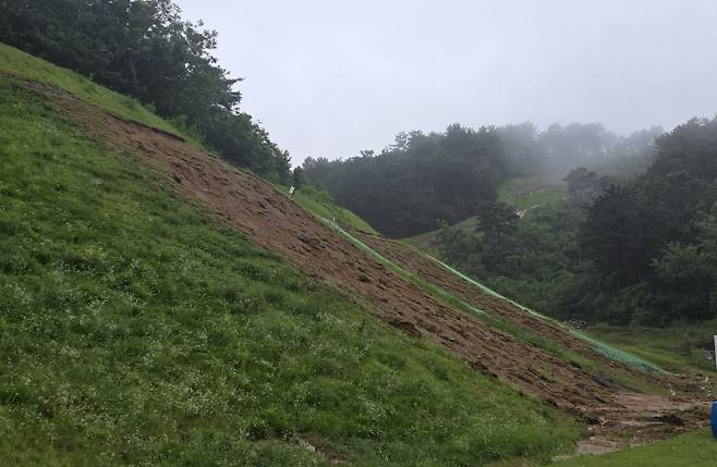 충남 부여 나성이 호우로 사면이 일부 유실된 모습. / 사진 = 국가유산청 제공