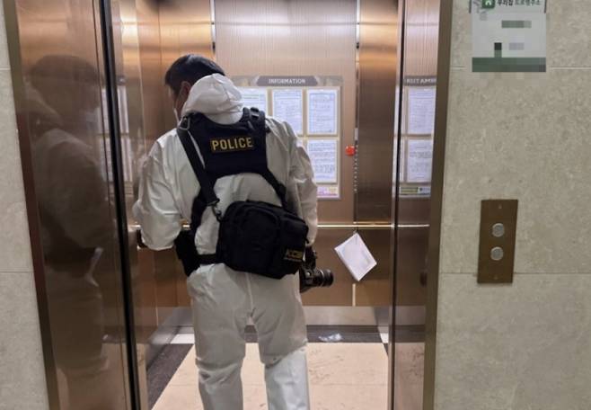 인천 송도국제도시 아파트 단지에서 총기 사고 피의자가 서울에서 검거됐다.21일 총기 사고가 발생한 인천 연수구 한 아파트 단지에 수사관이 엘리베이터를 타고 들어간 모습. /사진=뉴스1
