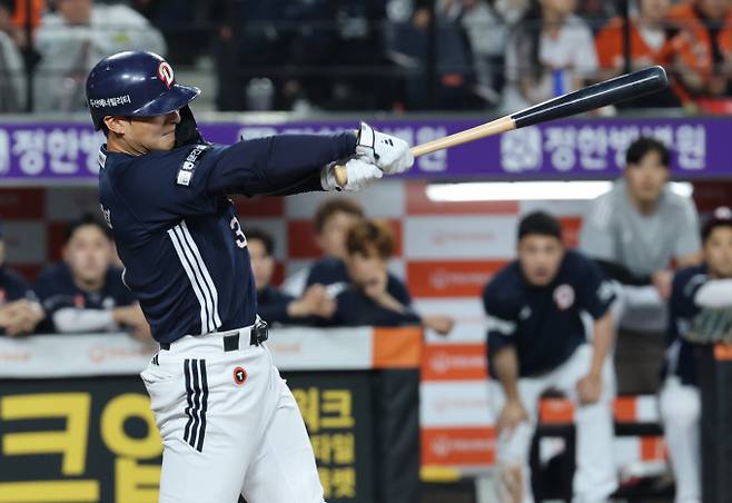 대기록 달성을 눈 앞에 둔 한화 이글스가 지난 5월13일 13연승을 저지했던 두산 베어스와 맞대결을 펼친다. 사진은 지난 5월13일 대전 한화생명볼파크에서 열린 한화와의 경기 연장 11회초 결승타를 치는 두산 임종성의 모습. /사진=뉴스1