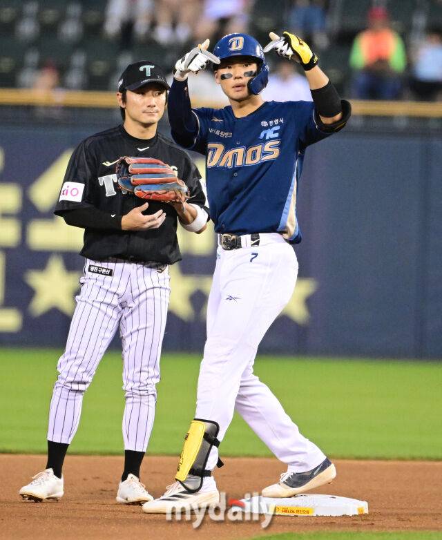 2025년 6월 19일 오후 서울 잠실구장에서 '2025 신한 SOL뱅크 KBO 리그' NC 다이노스와 LG 트윈스의 경기. NC 김주원이 6회초 선두타자 2루타를 친 뒤 기뻐하고 있다./마이데일리