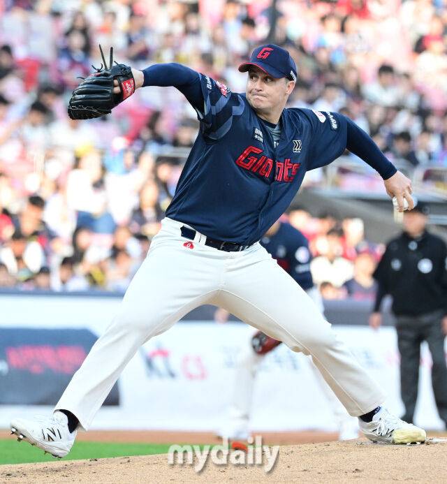 롯데 선발투수 데이비슨이 역투하고 있다./마이데일리