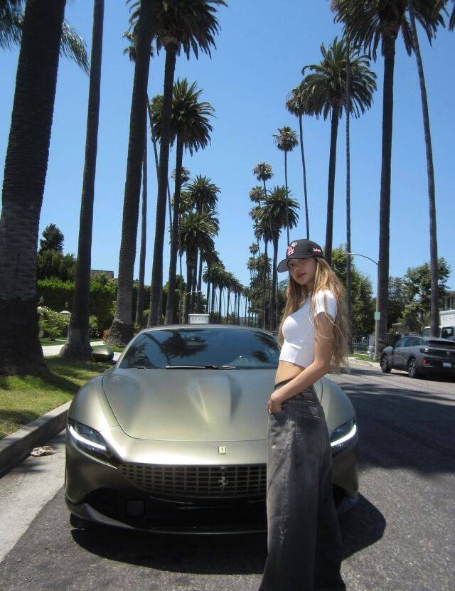 블랙핑크 리사가 슈퍼카를 타는 일상을 공유했다. / 리사 인스타그램 캡처