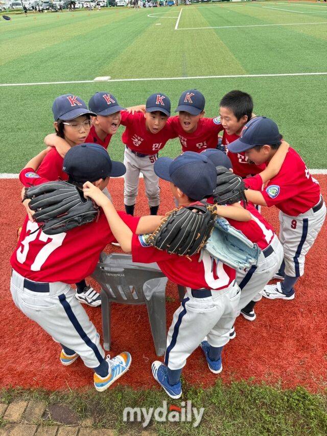 의정부경민 유소년야구단 선수들이 함께 파이팅을 외치고 있다.