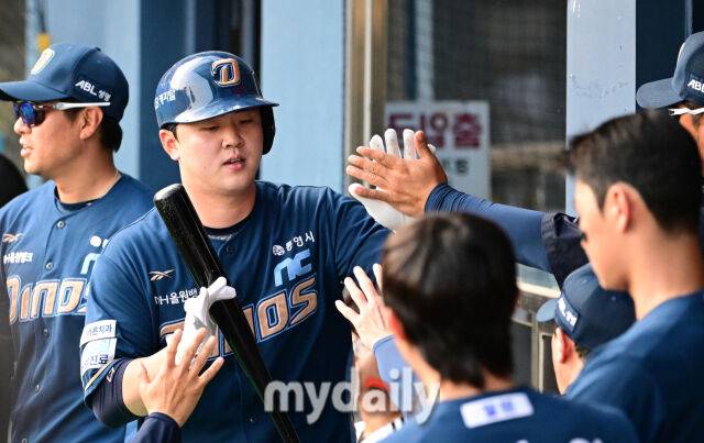 2025년 6월 17일 오후 서울 잠실구장에서 진행된 '2025 신한 SOL뱅크 KBO 리그' NC 다이노스와 LG 트윈스의 경기. NC 김형준이 2회초 1사 2.3루서 중견수 희생플라이로 선취타점을 기록한 뒤 동료들의 축하를 받고 있다./마이데일리