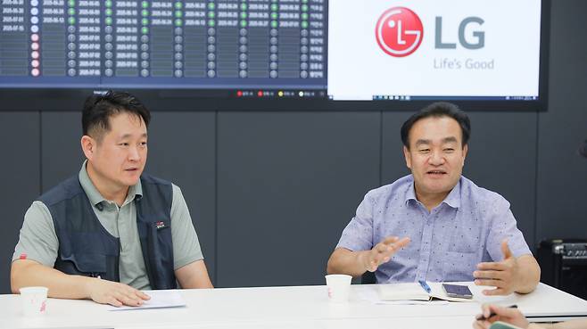 송장범(오른쪽) 하이엠솔루텍 칠러서비스센터장과 김호영 하이엠솔루텍 책임이 10일 경기도 화성에 위치한 하이엠솔루텍 작업장에서 헤럴드경제와 인터뷰를 하고 있다. [하이엠솔루텍 제공]