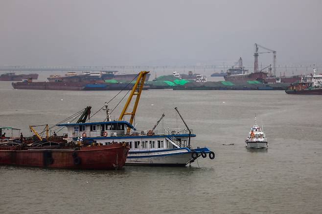 하롱베이서 전복된 유람선 인양[로이터]