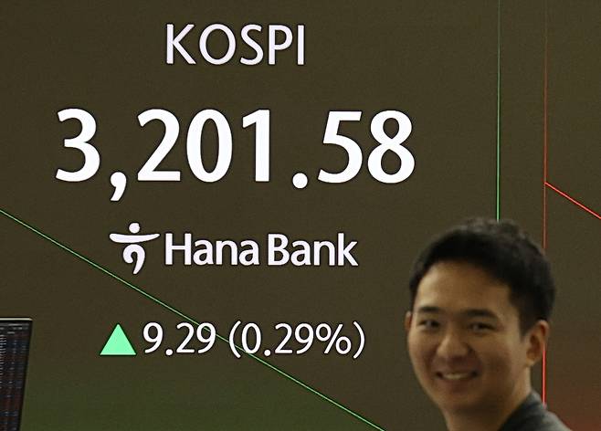 지난 18일 서울 중구 하나은행 본점 딜링룸에서 직원들이 업무를 보고 있다. 이날 코스피는 전장보다 8.15포인트(0.26%) 오른 3200.44로 시작했다. [연합]