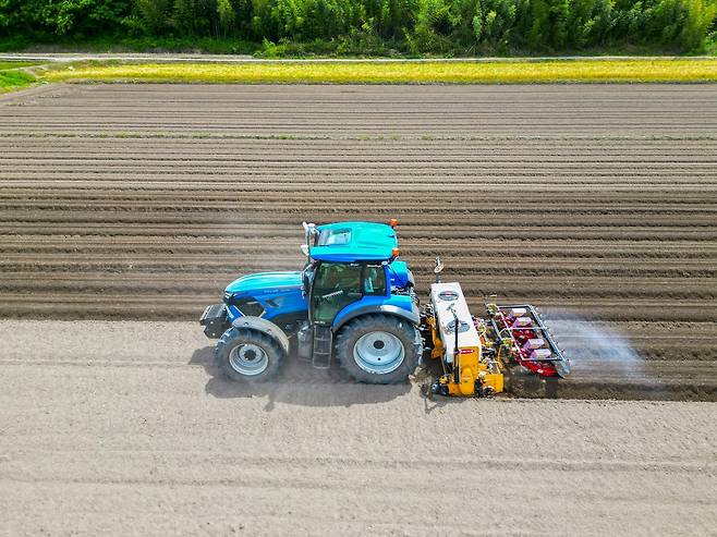 LS그룹 산업기계·첨단부품 전문기업 LS엠트론이 국내 최고 마력 트랙터인 MT9 자율작업 트랙터를 출시했다고 12일 밝혔다. 사진은 콩 파종 작업을 진행 중인 MT9 자율작업 트랙터. [LS엠트론 제공]