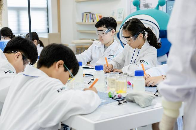 청소년 화학 체험 프로그램에 참여한 학생들이 실험노트를 작성하고 있다.[한국화학연구원 제공]