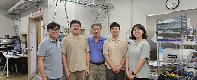 이번 연구를 이끈 연구진. 임근호(왼쪽부터) IBS 뇌과학 이미징 연구단 박사, Vo Tan Thanh IBS 뇌과학 이미징 연구단 박사, 김성기 IBS 뇌과학 이미징 연구단장, 정원범 한국뇌연구원 박사(前 IBS 뇌과학 이미징 연구단 연구교수), Jin Tong IBS 뇌과학 이미징 연구단 학생.[IBS 제공]