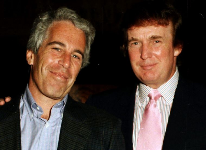 1997년 미국 플로리다 팜비치의 마라라고에서 도널드 트럼프 미국 대통령과 제프리 엡스타인. [게티이미지]
