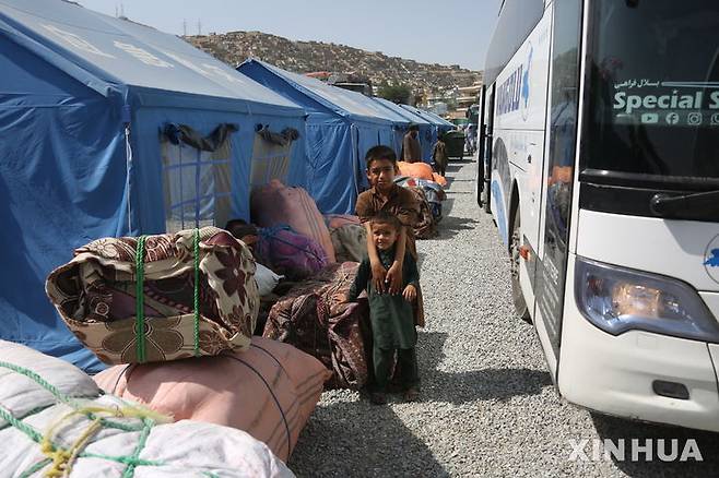 [카불( 아프가니스탄)= 신화/뉴시스] 7월 20일 카불 부근의 임시 난민 수용 천막촌에서 보이고 있는 난민 어린이들.  아프가니스탄은 19일 하루 동안에 1500 명이 넘는 난민들이 이웃 이란과 파키스탄에서 일시에 귀국했다고 국영 통신을 통해 밝혔다. 2025. 07.21.