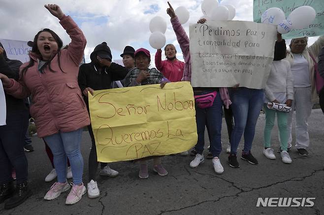 [라타쿵가=AP/뉴시스] 2024년 1월10일 에콰도르의 라타쿵카 교도소 밖에서 재소자 가족들이 국가비상사태를 선언하고 갱단과 싸우는 다니엘 노보아 대통령을 향해 "우리는 범죄와의 전쟁 보다 평화를 원한다"라고 쓰인 손팻말을 들고 시위하고 있다. 2025. 07.21.