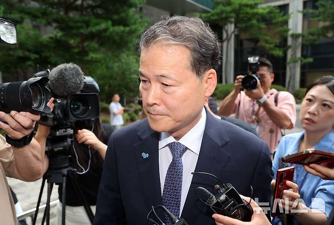 [서울=뉴시스] 홍효식 기자 = 김영호 통일부 장관이 20일 서울 서초구 서울고등법원에 마련된 조은석 내란 특검 사무실에 참고인 신분으로 출석하고 있다. 2025.07.20. yesphoto@newsis.com