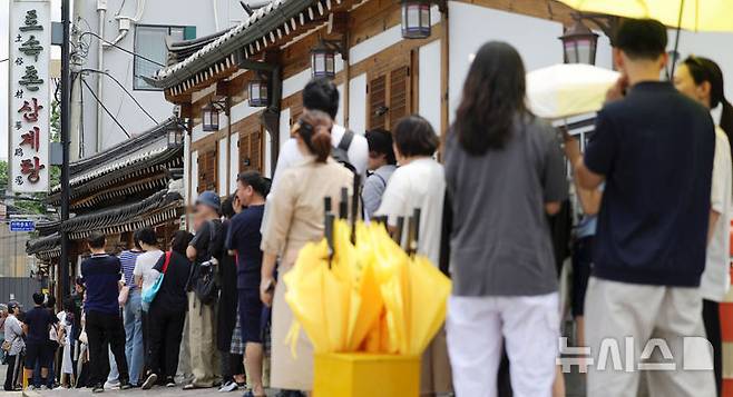 [서울=뉴시스] 홍효식 기자 = 초복인 20일 서울 종로구 한 삼계탕 가게를 찾은 사람들이 입장을 기다리고 있다. 2025.07.20. yesphoto@newsis.com