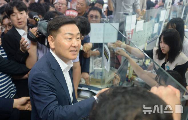 [완주=뉴시스] 김얼 기자 = 김관영 전북특별자치도지사가 21일 전북 완주군 삼례읍 행정복지센터를 방문해 전입신고를 하기 위해 순서를 기다리고 있다. 김관영 전북특별자치도지사는 완주-전주 통합을 위해 완주군으로 이사하며 주소지를 옮기고 완주군민들과 함께 소통하며 지내려는 취지로 완주군으로 전입 했다. 2025.07.21. pmkeul@newsis.com