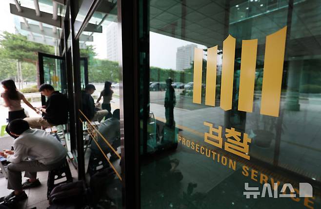 [서울=뉴시스] 이영환 기자 =12·3 비상계엄 사태 관련 내란·외환 사건을 수사하는 내란 특검이 21일 언론사 단전·단수 지시 의혹과 관련해 당시 소방청 관계자를 불러 조사에 나섰다. 서울 서초구 서울고검 청사앞에 취재진이 대기하고 있다. 2025.07.07. 20hwan@newsis.com
