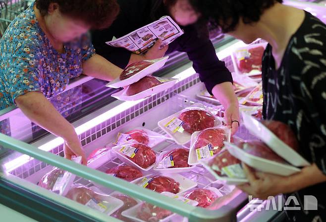 [서울=뉴시스] 김선웅 기자 = 18일 서울 서초구 농협 하나로마트 양재점에서 여름 휴가철을 맞아 한우 할인판매행사가 열려 고객들이 한우를 구매하고 있다. 2025.07.18. mangusta@newsis.com