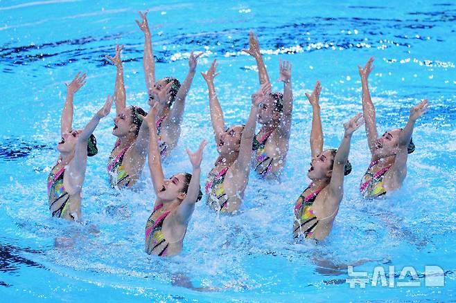 [싱가포르=AP/뉴시스] 북한 선수들이 21일(현지 시간) 싱가포르에서 열린 2025 국제수영연맹(World Aquatics) 싱가포르 세계수영선수권대회 아티스틱 수영 여자 단체전 예선 경기를 치르고 있다. 2025.07.21.
