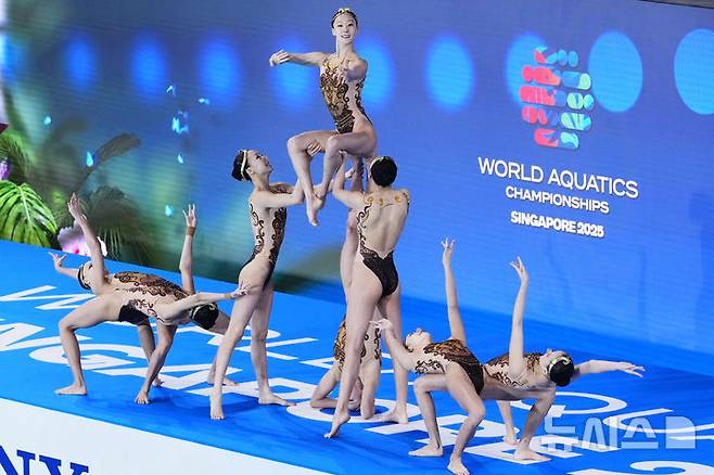 [싱가포르=AP/뉴시스] 중국 선수들이 21일(현지 시간) 싱가포르에서 열린 2025 국제수영연맹(World Aquatics) 싱가포르 세계수영선수권대회 아티스틱 스위밍 여자 단체전 예선 경기를 치르고 있다. 2025.07.21.
