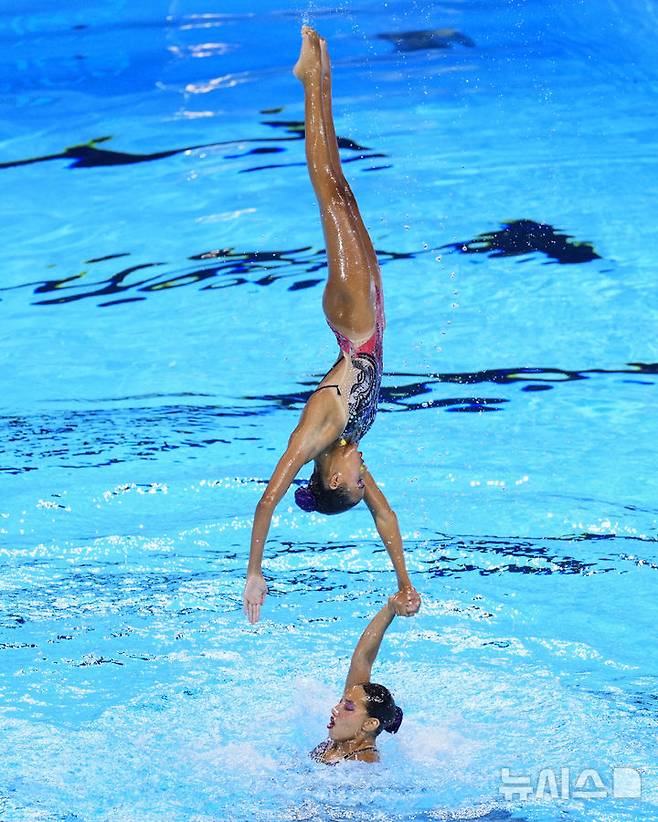 [싱가포르=AP/뉴시스] 이집트 선수들이 21일(현지 시간) 싱가포르에서 열린 2025 국제수영연맹(World Aquatics) 싱가포르 세계수영선수권대회 아티스틱 스위밍 여자 단체전 예선 경기를 치르고 있다. 2025.07.21.