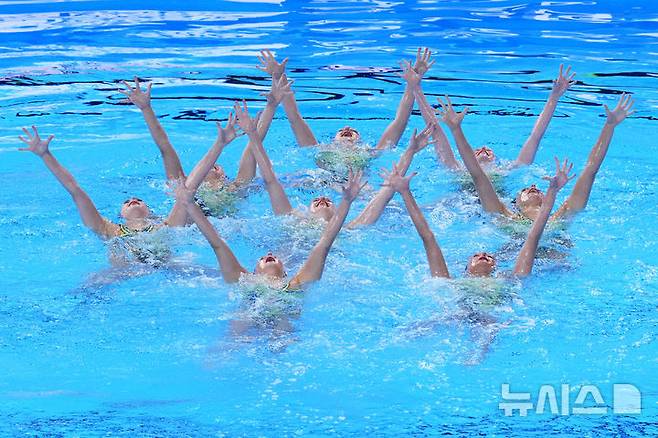 [싱가포르=AP/뉴시스] 프랑스 선수들이 21일(현지 시간) 싱가포르에서 열린 2025 국제수영연맹(World Aquatics) 싱가포르 세계수영선수권대회 아티스틱 스위밍 여자 단체전 예선 경기를 치르고 있다. 2025.07.21.