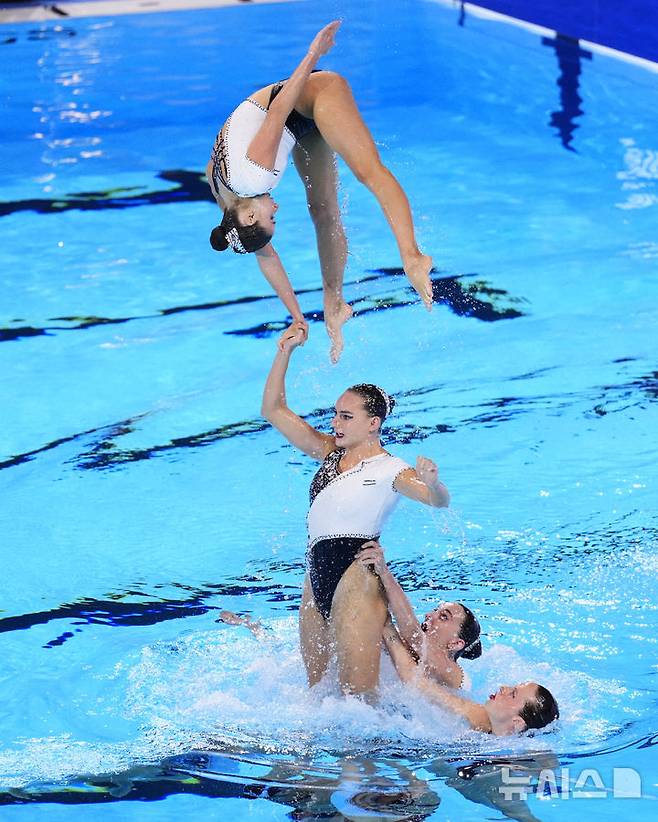 [싱가포르=AP/뉴시스] 스페인 선수들이 21일(현지 시간) 싱가포르에서 열린 2025 국제수영연맹(World Aquatics) 싱가포르 세계수영선수권대회 아티스틱 스위밍 여자 단체전 예선 경기를 치르고 있다. 2025.07.21.