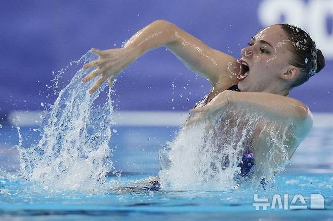 [싱가포르=AP/뉴시스] 독일의 클라라 블라이어가 20일(현지 시간) 싱가포르에서 열린 2025 국제수영연맹(World Aquatics) 싱가포르 세계수영선수권대회 아티스틱 스위밍 여자 개인 프리 부문 예선전을 치르고 있다. 2025.07.21.