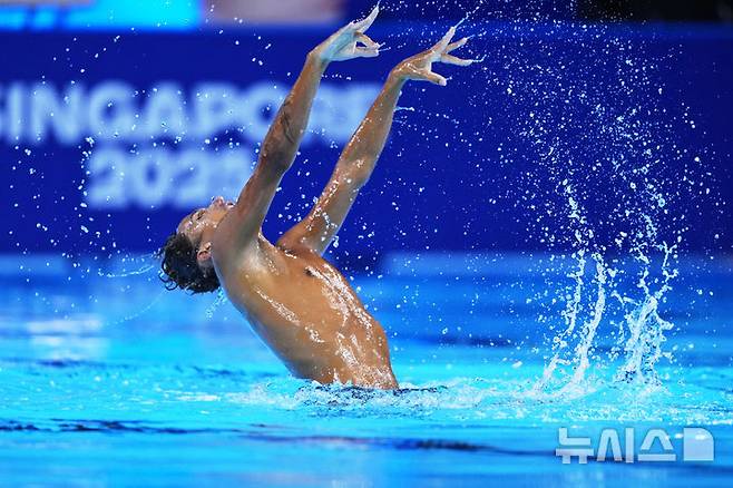 [싱가포르=AP/뉴시스] 브라질의 베르나르도 산토스가 21일(현지 시간) 싱가포르에서 열린 2025 국제수영연맹(World Aquatics) 싱가포르 세계수영선수권대회 아티스틱 스위밍 남자 개인 프리 부문 결승전을 치르고 있다. 2025.07.21.