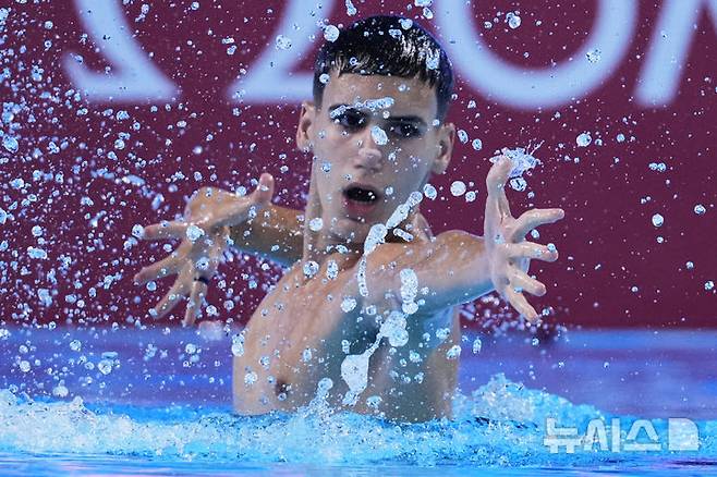 [싱가포르=AP/뉴시스] 쿠바의 호세 카를로스 보르헤스 산체스가 21일(현지 시간) 싱가포르에서 열린 2025 국제수영연맹(World Aquatics) 싱가포르 세계수영선수권대회 아티스틱 스위밍 남자 개인 프리 부문 결승전을 치르고 있다. 2025.07.21.