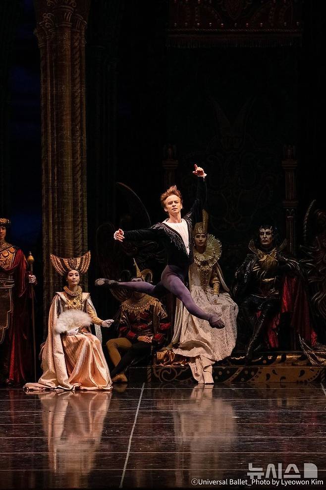 [서울=뉴시스]19일 서울 예술의전당에서 펼쳐진 '백조의 호수' 2막에서 다닐 심킨이 열연하고 있다. (사진=ⓒ유니버설발레_Lyeowon Kim 제공)