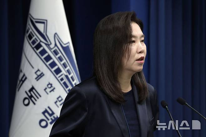 [서울=뉴시스] 최동준 기자 = 강유정 대변인이 21일 서울 용산 대통령실 청사에서 호우 피해 복구 관련 브리핑을 하고 있다. 2025.07.21. photocdj@newsis.com