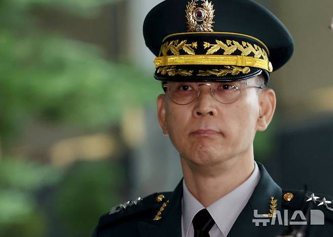 [서울=뉴시스] 김진아 기자 = 김용대 드론작전사령관이 17일 서울 서초구 서울고등법원에 마련된 조은석 내란 특검 사무실에 피의자 신분으로 출석하고 있다. 2025.07.17. bluesoda@newsis.com