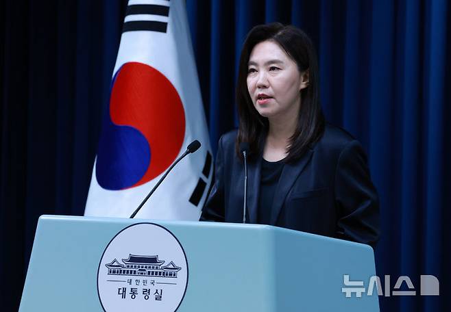 [서울=뉴시스] 고범준 기자 = 강유정 대변인이 18일 서울 용산 대통령실 청사에서 집중호우 대처상황 점검회의 및 청년담당관 관련 브리핑을 하고 있다. 2025.07.18. bjko@newsis.com