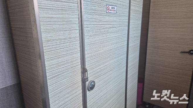 광주 남구 월남동 시내버스 차고지의 화장실. 남자화장실 내부 한 칸에 자물쇠를 달아놓았다. 키를 가지고 있는 여성 기사가 이곳을 사용한다. 한아름 기자