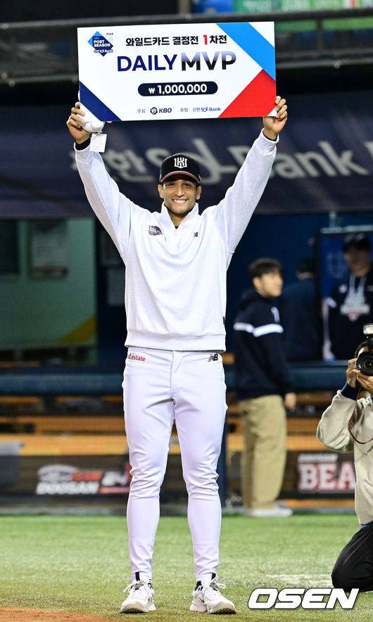 [OSEN=잠실, 최규한 기자] 프로야구 KT 위즈가 와일드카드 결정전 1차전에서 두산 베어스를 꺾었다.&nbsp;프로야구 KT는 2일 서울 잠실구장에서 열린&nbsp;2024 KBO리그 포스트시즌 와일드카드 결정전 1차전에서 두산에 4-0으로 승리했다.&nbsp;KT는 2016년 KIA(LG 상대), 2021년 키움(두산 상대)에 이어 역대 3번째로 와일드카드 결정전 1차전을 승리한 팀이 됐다.&nbsp;경기를 마치고 와일드카드 결정 1차전 데일리 MVP를 차지한 승리투수 KT 쿠에바스가 포즈를 취하고 있다. 2024.10.02 / dreamer@osen.co.kr