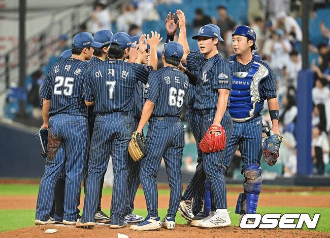 [OSEN=대구, 이석우 기자] 20일 대구삼성라이온즈파크에서 2025 신한 SOL 뱅크 KBO 리그 삼성 라이온즈와 키움 히어로즈의 경기가 열렸다. 홈팀 삼성은 후라도가, 방문팀 키움은 알칸타라가 선발 출전했다. 삼성 라이온즈 선수들이 키움 히어로즈에 15-10으로 승리한 후 기쁨을 나누고 있다. 2025.07.20 / foto0307@osen.co.kr