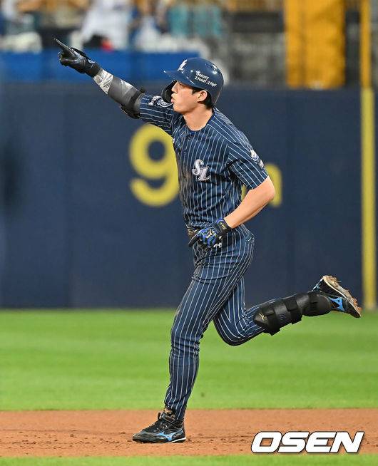 [OSEN=대구, 이석우 기자] 20일 대구삼성라이온즈파크에서 2025 신한 SOL 뱅크 KBO 리그 삼성 라이온즈와 키움 히어로즈의 경기가 열렸다. 홈팀 삼성은 후라도가, 방문팀 키움은 알칸타라가 선발 출전했다. 삼성 라이온즈 구자욱이 5회말 2사 1루 우월 2점 홈런을 치고 세리머니를 하고 있다. 2025.07.20 / foto0307@osen.co.kr