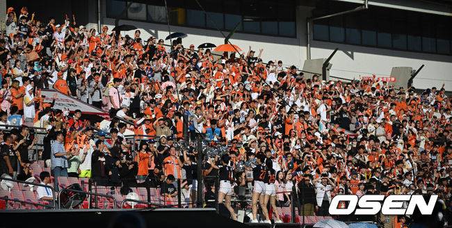 [OSEN=수원, 조은정 기자]20일 오후 수원 KT위즈파크에서 ‘2025 신한 SOL Bank KBO리그’ KT 위즈와 한화 이글스의 경기가 열렸다.홈팀 KT는 소형준, 방문팀 한화는 류현진을 선발로 내세웠다.원정팬들이 응원을 펼치고 있다. 2025.07.20 /cej@osen.co.kr