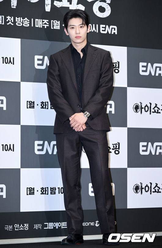 [OSEN=조은정 기자]ENA 새 월화드라마 ‘아이쇼핑’ 제작발표회가 21일 서울 마포구 상암 스탠드포드 호텔에서 열렸다.‘아이쇼핑’은 양부모에게 버려진 후, 죽음의 문턱에서 가까스로 살아남은 아이들의 처절한 생존과 복수를 그린 액션 스릴러다. ‘아이를 사고파는 불법 입양 시장’과 ‘마음에 들지 않으면 환불 가능한 아이들’이라는 파격적인 설정, 그리고 염정아부터 첫 드라마에 도전하는 김진영까지 세대를 아우르는 연기 시너지가 더해졌다.배우 김진영(덱스)이 포즈를 취하고 있다. 2025.07.21 /cej@osen.co.kr